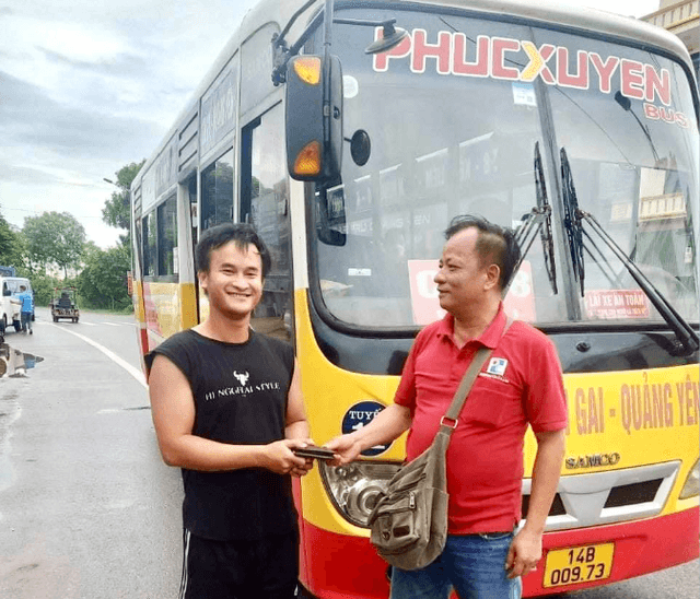 Tin vui Anh nhân viên xe buýt 8 lần nhặt được của rơi, trả người đánh mất